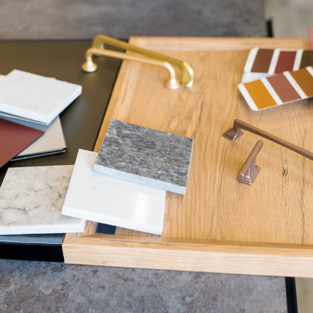 Designerin bei der Auswahl von Details einer neuen Küche in einem Baumarkt. Immobilien, Hausrenovierung, kleines Geschäftskonzept