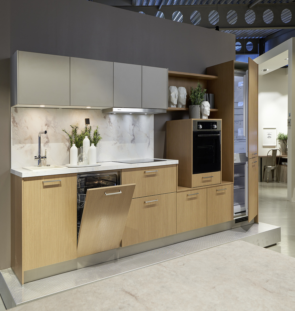 Moderne Küche mit Holzfronten, offenem Geschirrspüler und eleganter Marmorwand