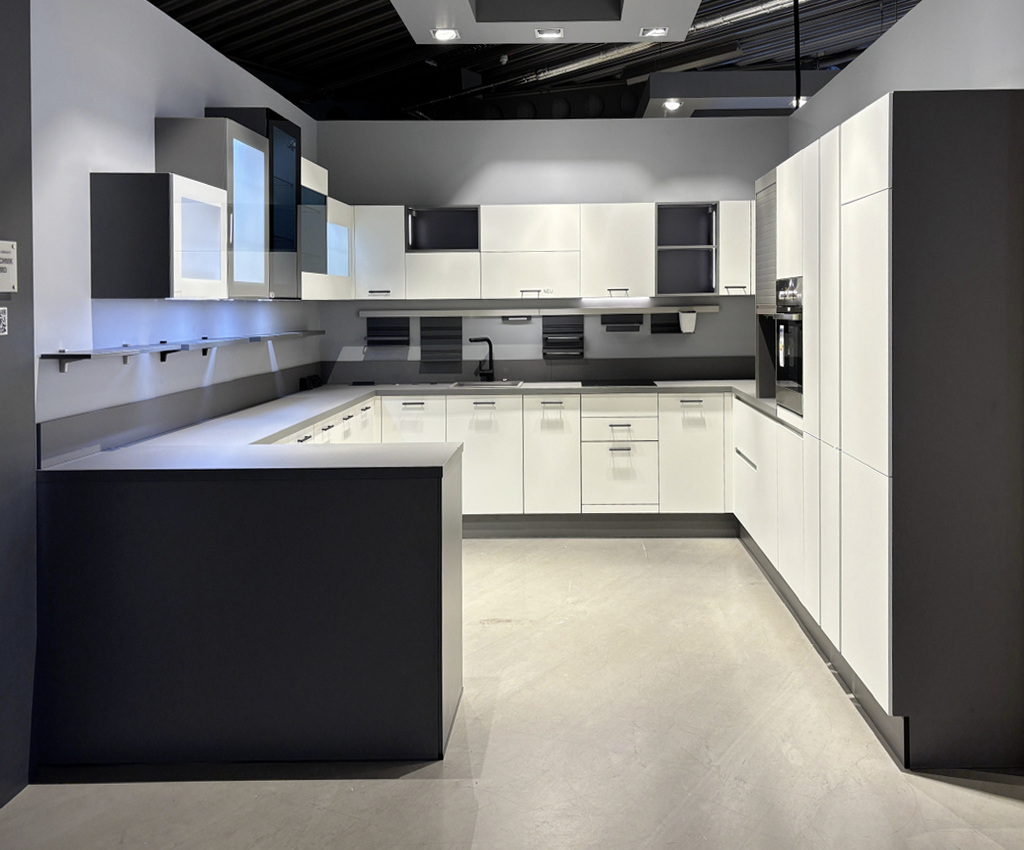 Moderne weisse und graue Einbauküche mit beleuchteten Hängeschränken und viel Stauraum