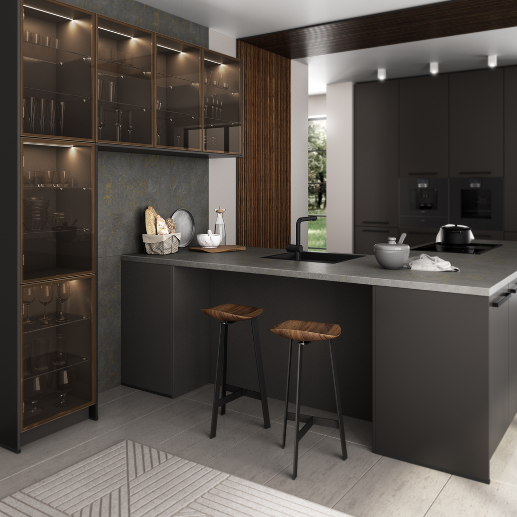 Elegante Küche in dunklen Tönen mit Glasvitrinen und zwei Holzbarhockern