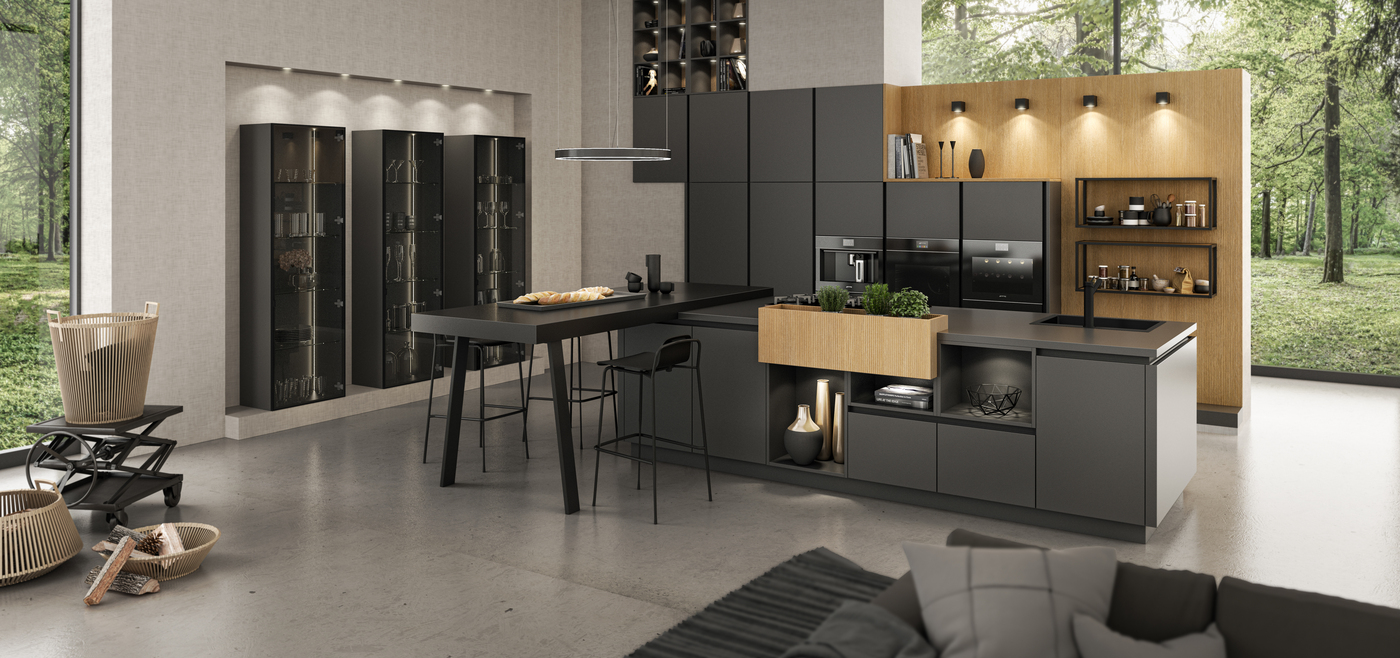 Moderne Küche mit dunklen Schränken und Holzelementen sowie viel natürlichem Licht