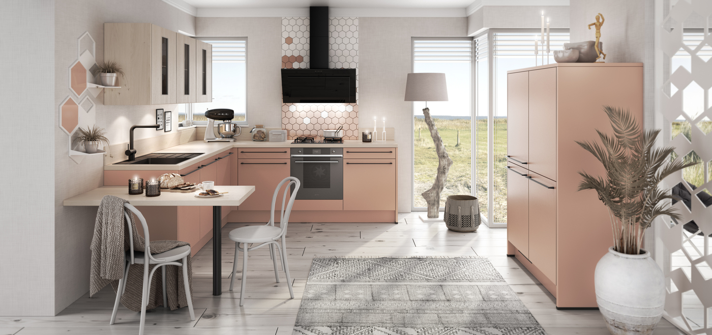 Moderne Küche in sanftem Rosa mit hellem Holz, geometrischen Fliesen und viel Licht