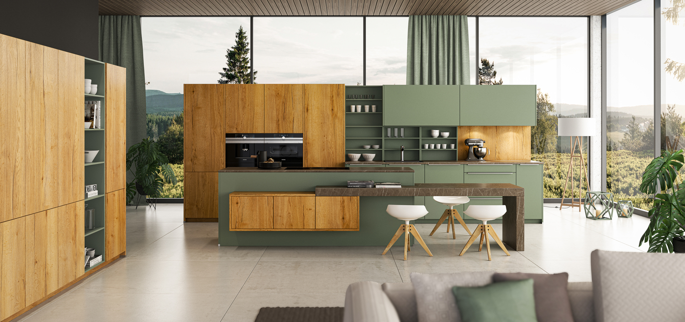 Moderne Küche mit grünen und holzfarbenen Schränken, große Fenster und helle Atmosphäre