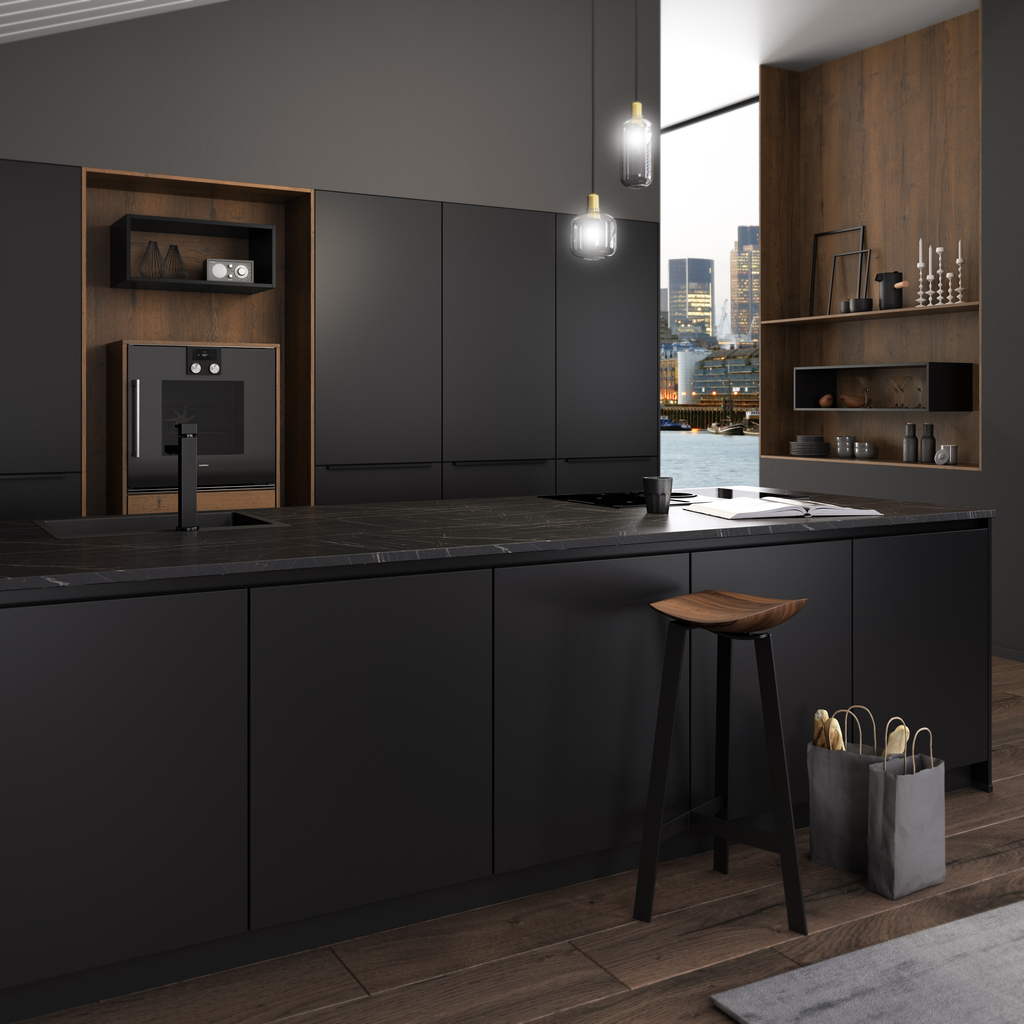 Moderne Küche in dunklen Tönen mit Holzdetails und Blick auf die Stadt am Wasser