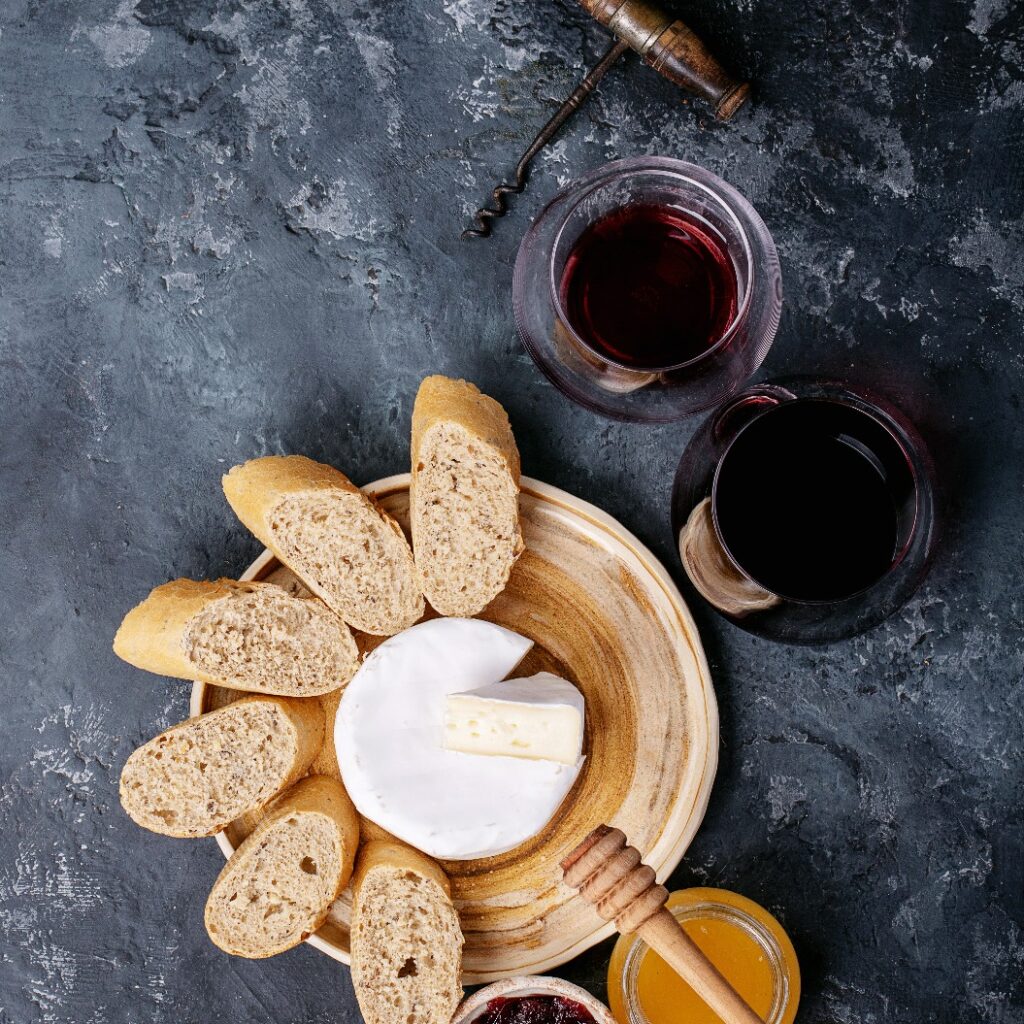 Ein Glas Rotwein mit Käse